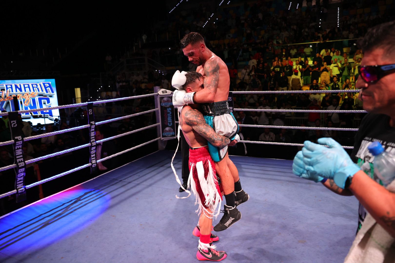 El Gran Canaria Arena vibra con el mejor boxeo
