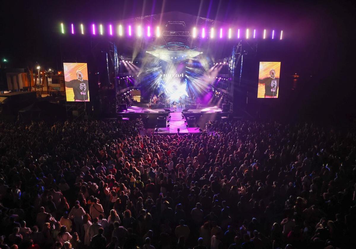La organización cifra en unas 12.000 personas las que acudieron a la primera noche de conciertos en el Arena Negra. En la imagen, el público escucha a Pedro Capó.