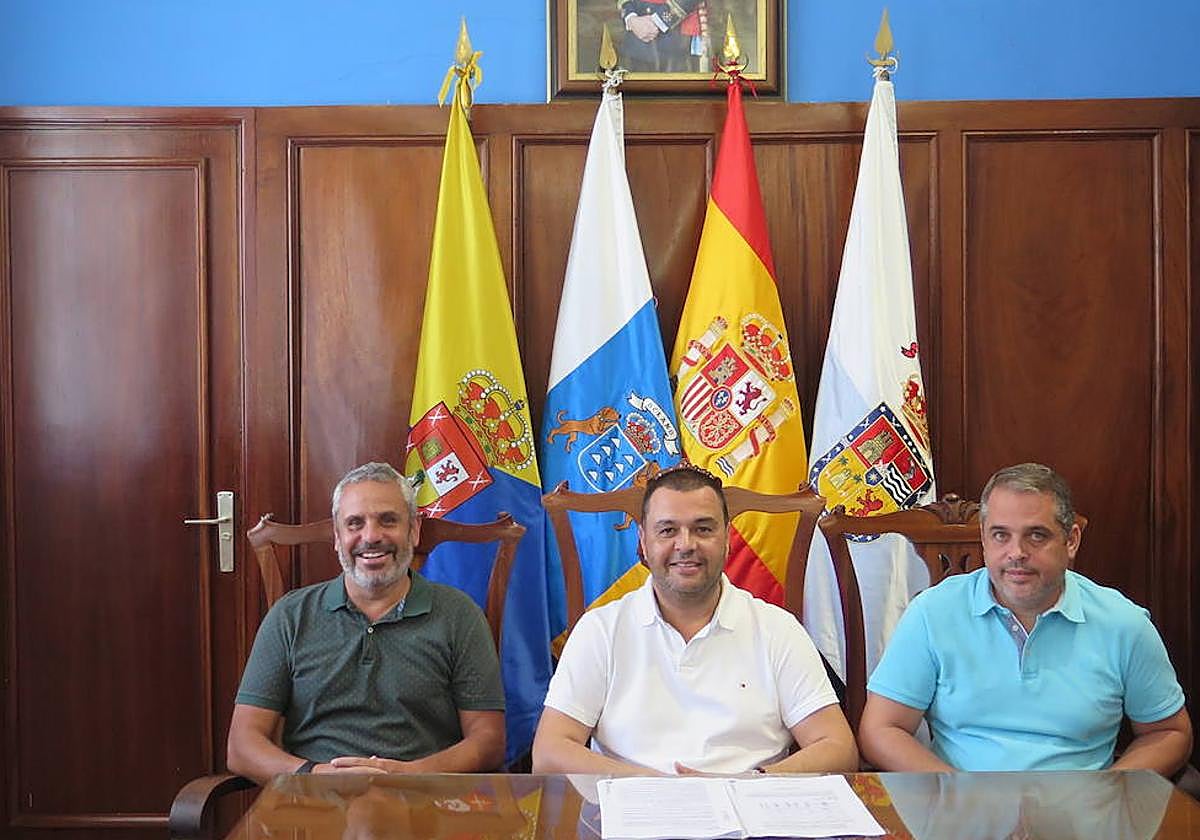 El alcalde, Pedro Rodríguez, junto al primer teniente de alcalde, Alfredo Gonçalves, y el concejal de Urbanismo y Obras, César Medina (derecha de la imagen).
