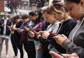 La mayoría de los institutos canarios ya ha prohibido el uso del móvil en las aulas