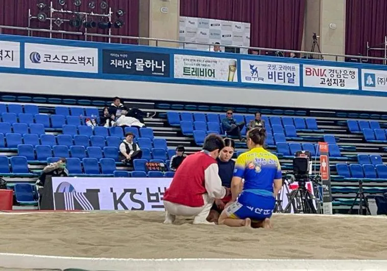 Momento del inicio de la primera agarrada entre Olivia Ramírez y Kindayan en Corea.