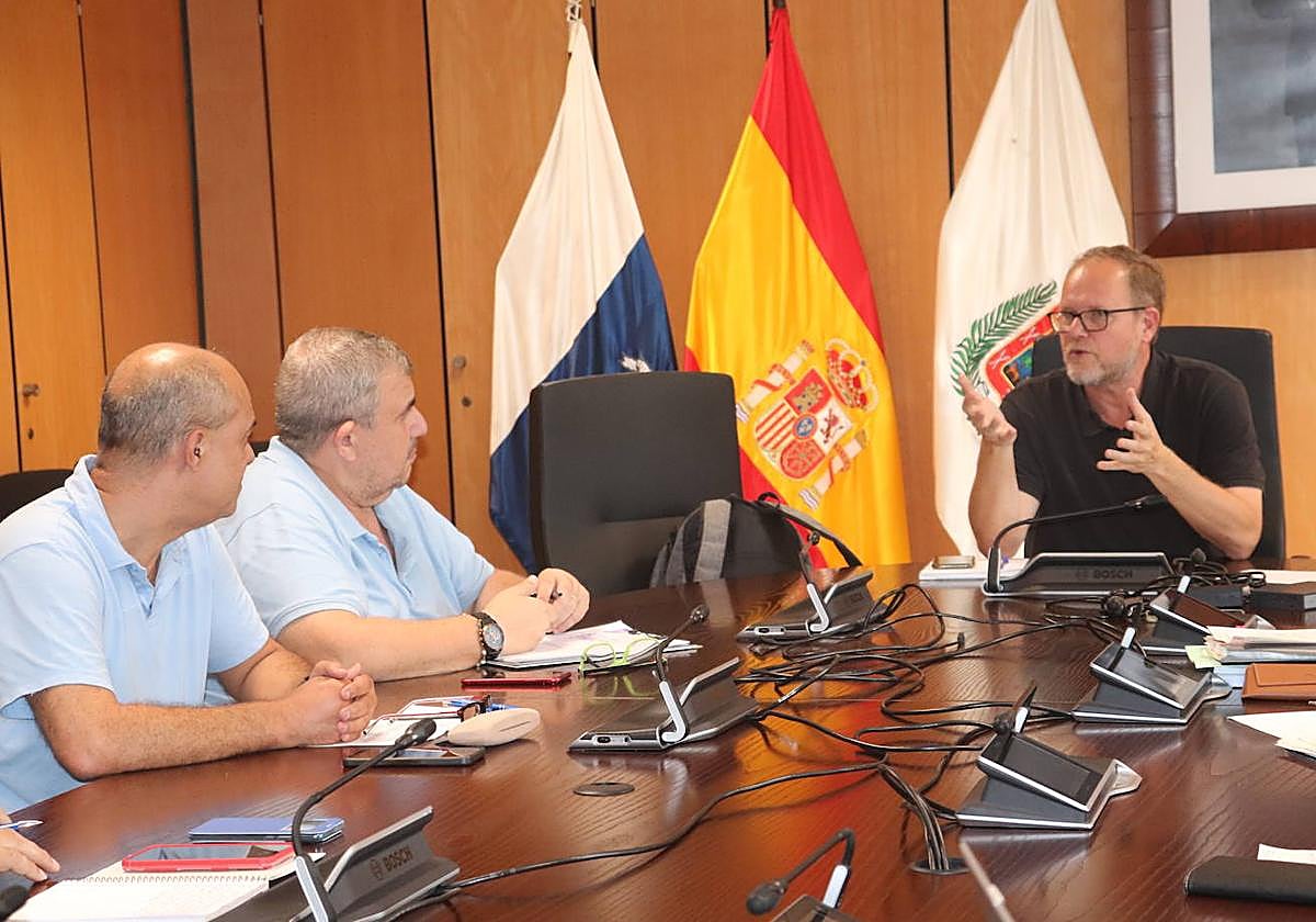 El concejal José Eduardo Ramírez con miembros del sector del taxi este martes.
