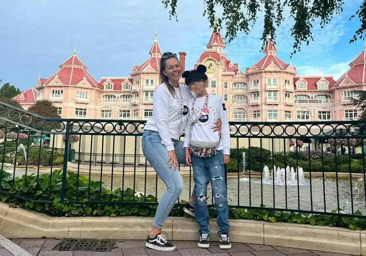 Irene Valerón, junto a su hijo, en un reciente viaje a Disneyland Paris.
