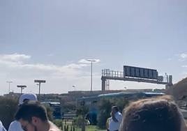 La guagua averiada cerró el paso a las otras tres que entraron el carril.