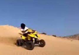 Dos individuos conducen un quad y una moto en el Parque Natural de Jandía.