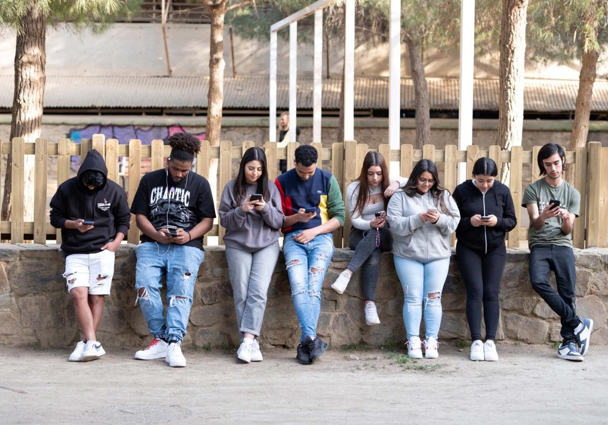 Educación consultará al Consejo Escolar sobre la regulación del móvil