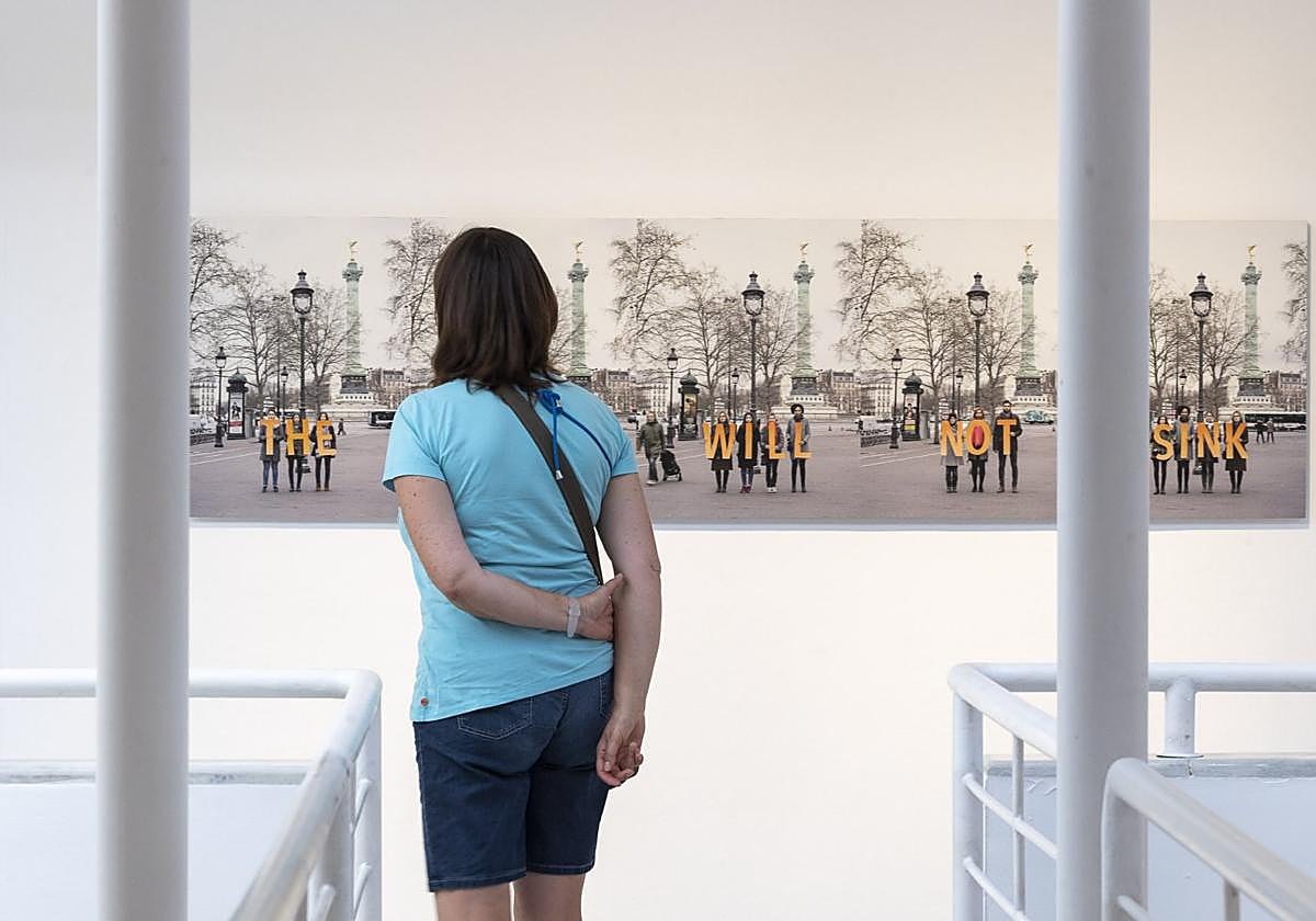 Una visitante ante una de las imágenes que forman parte de la exposición de Sue Williamson.