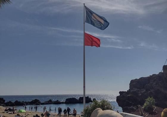 Cierre de la playa La Barrilla, en Lanzarote.