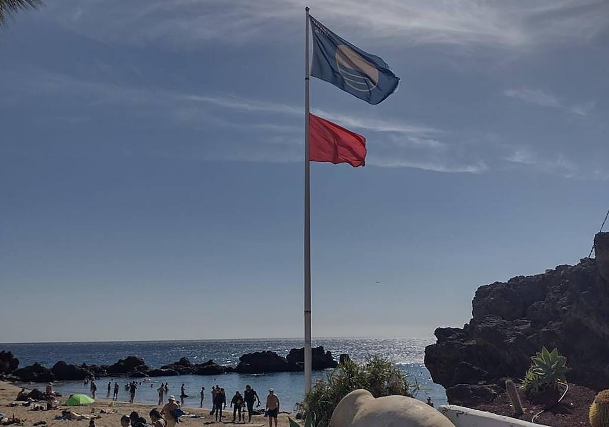 Cierre de la playa La Barrilla, en Lanzarote.