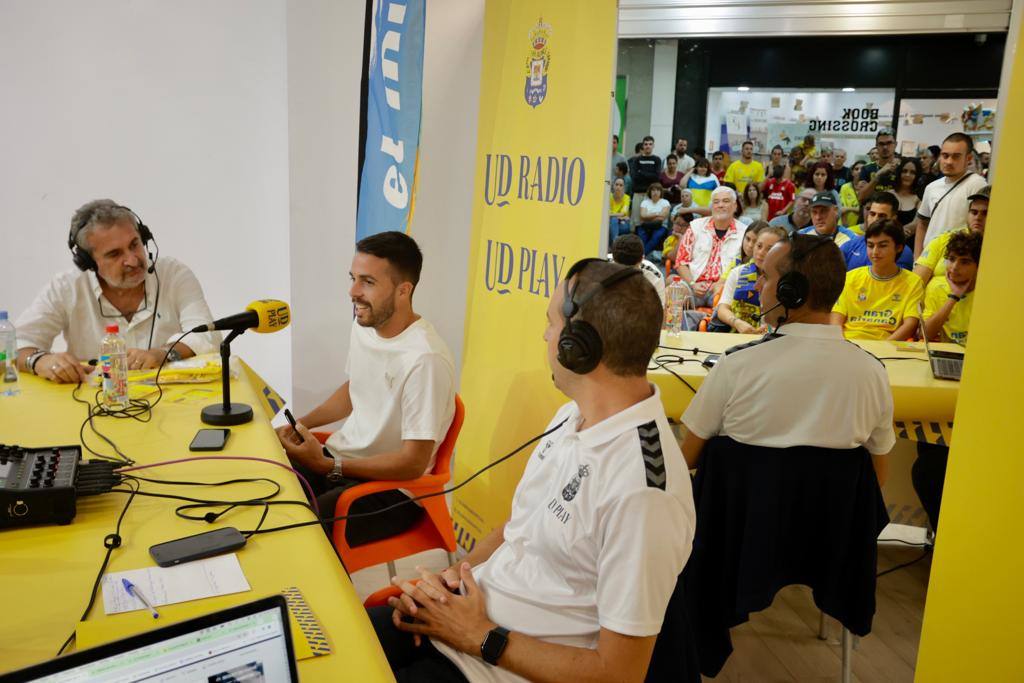 Kirian Rodríguez enciende la Navidad en el CC El Muelle
