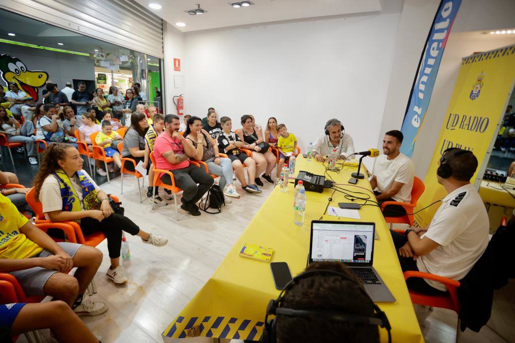 Kirian Rodríguez enciende la Navidad en el CC El Muelle