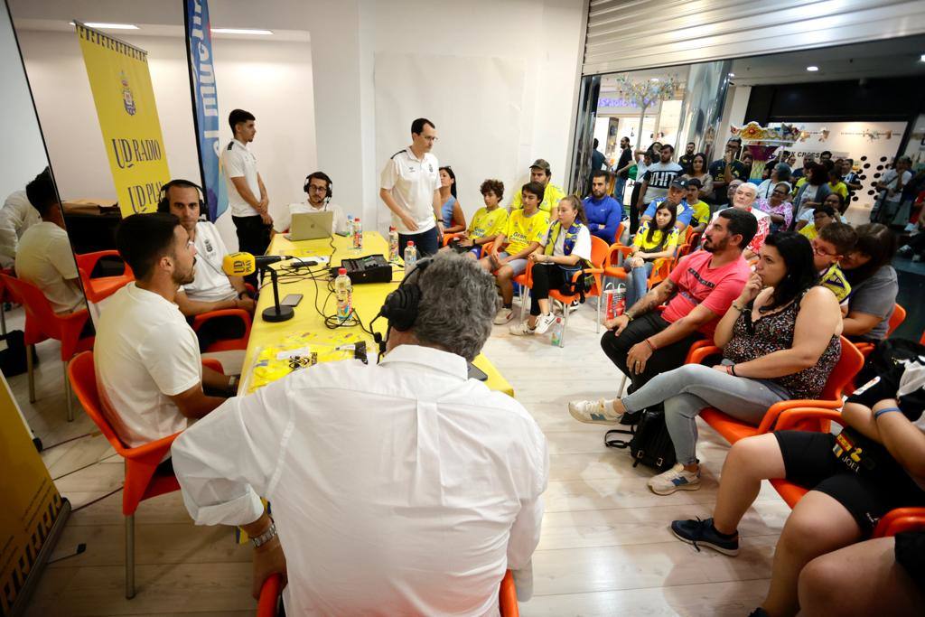 Kirian Rodríguez enciende la Navidad en el CC El Muelle