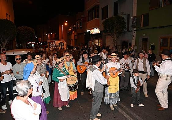 Una de las varias agrupaciones folclóricas participantes en la romería de San Gregorio.
