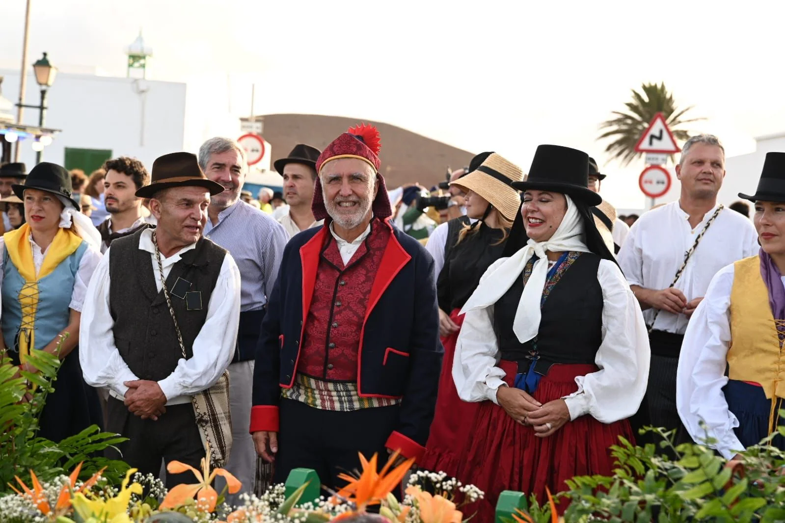 Seguidor de las costumbres canarias, no duda en vestir el traje típico en las romerías, como en la de Los Dolores, Lanzarote. 