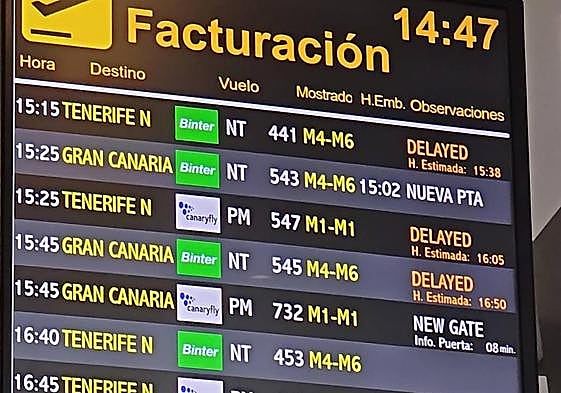 Pantalla con información de los vuelos en los que se da cuenta del retraso de tres de las operaciones.