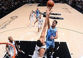 Santi Aldama anota ante Victor Wembanyama.