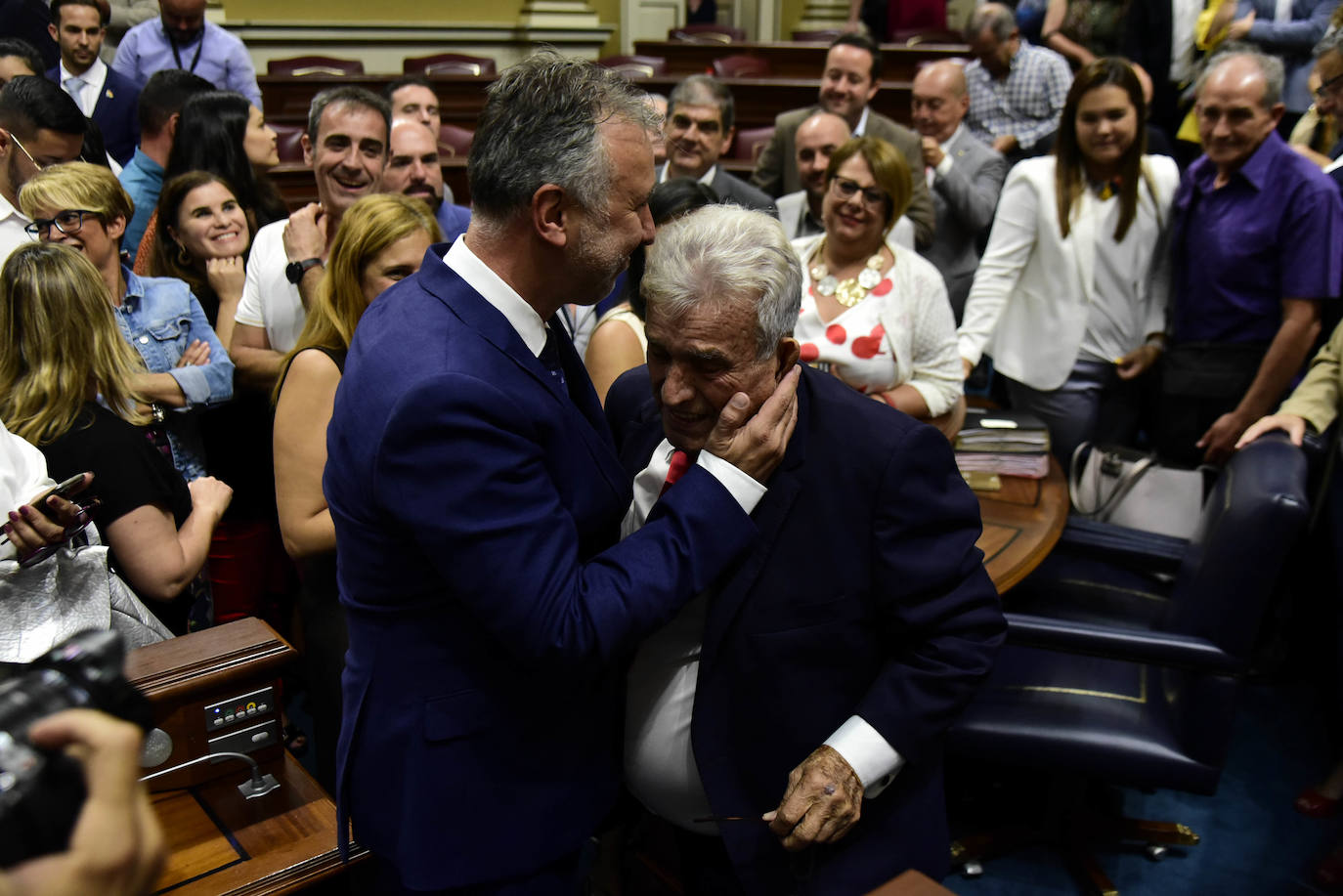 Ángel Víctor Torres se abraza a su padre al término del debate de investidura en el Parlamento de Canarias el 12 de julio de 2019, cuando fue investido presidente del Gobierno de Canarias. 