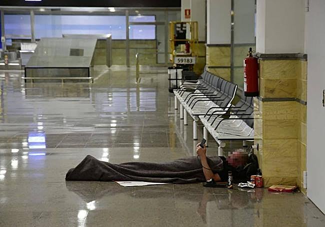 Al menos 26 personas duermen en el aeropuerto.