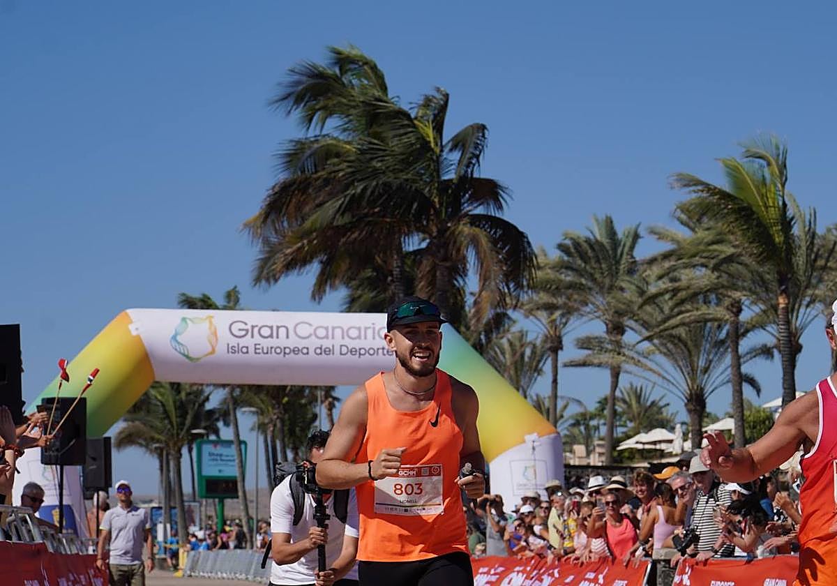 Lionell, pletórico y feliz, nada más cruzar la línea de meta en Maspalomas.