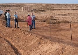 El consejero y los técnicos de Medio Ambiente, en el proyecto de Gavias del Cárcel, en Lajares, en el municipio de La Oliva.