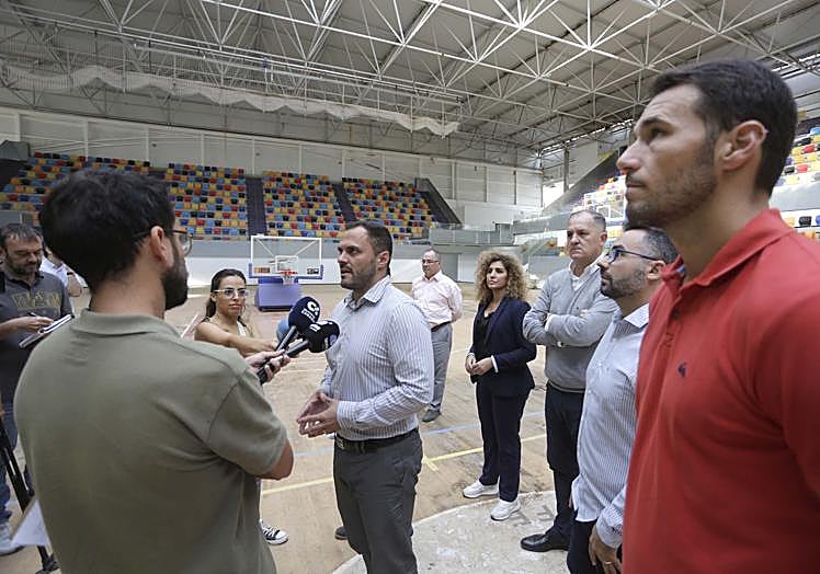 Alcalde, ediles y representantes de Clece durante la visita.