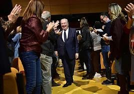 Jerónimo Saavedra, recibiendo los aplausos de los asistentes a un acto con Pedro Sánchez.