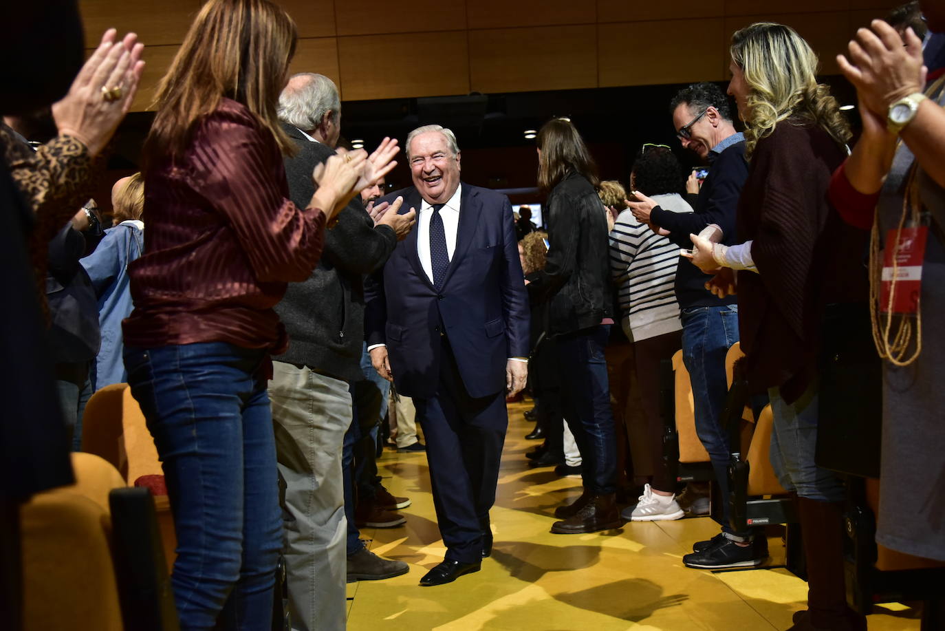 Jerónimo Saavedra, recibiendo los aplausos de los asistentes a un acto con Pedro Sánchez.
