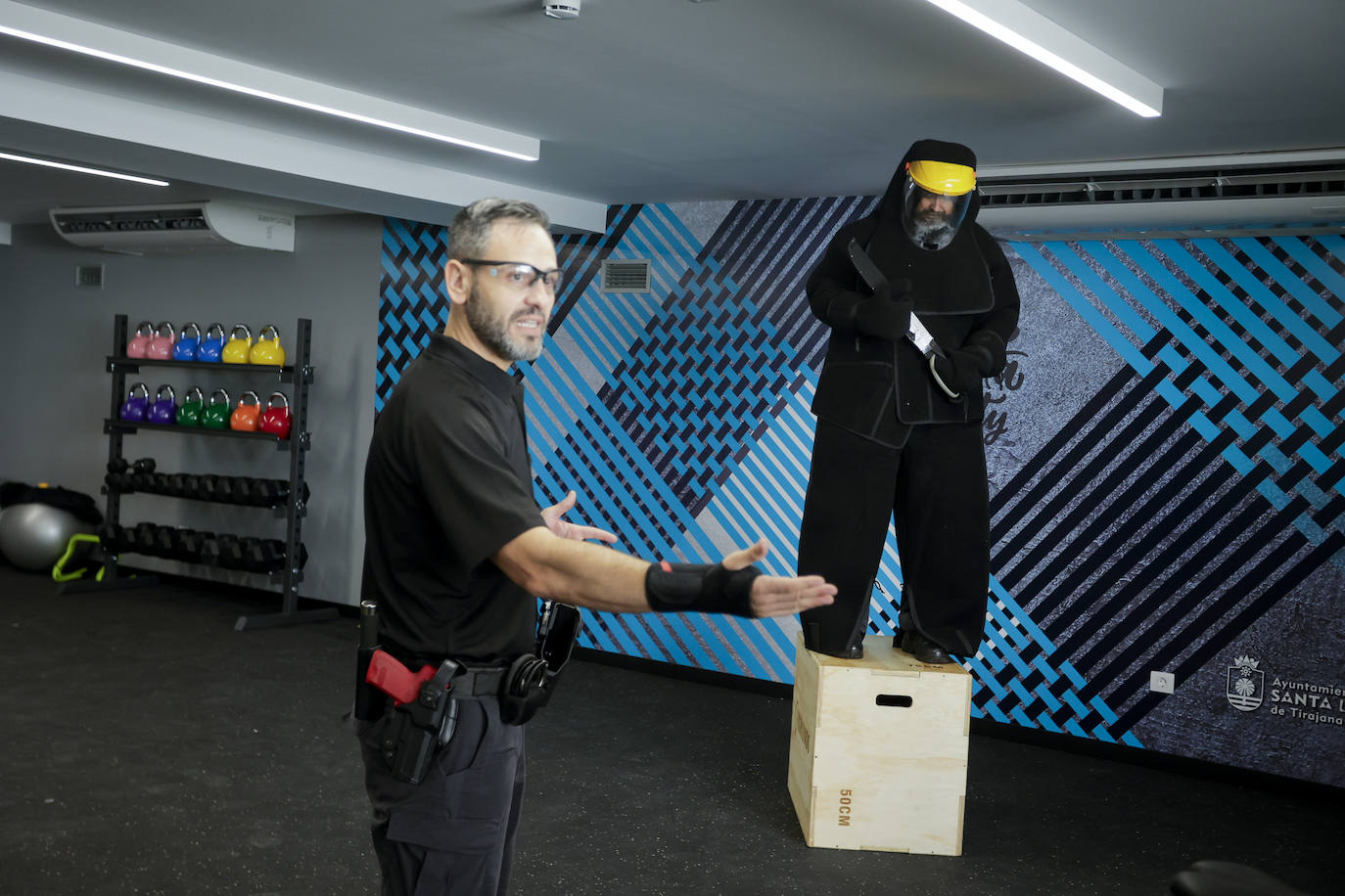 Los policías locales se forman en el uso de las pistolas taser