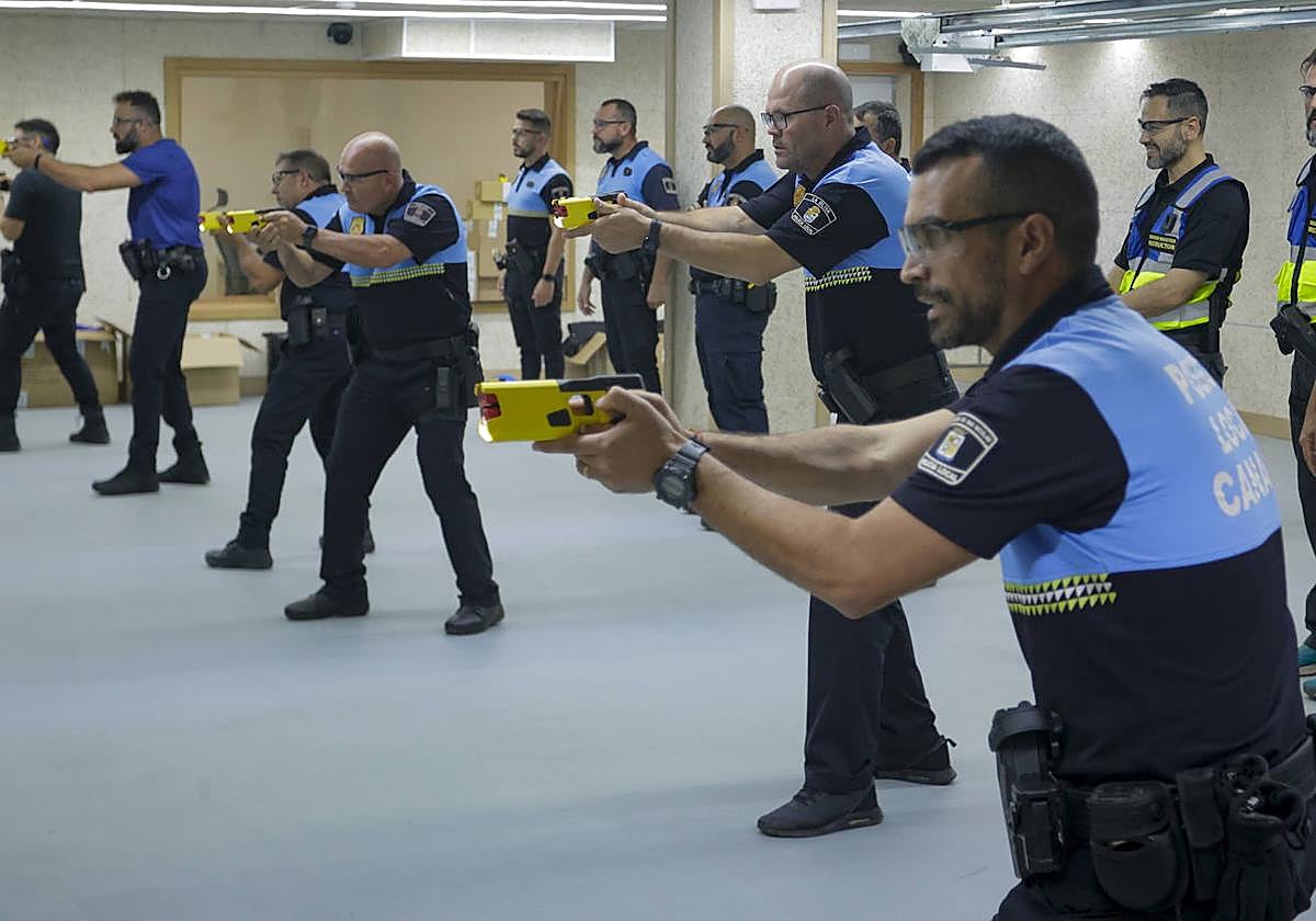 Los policías locales se forman en el uso de las pistolas taser