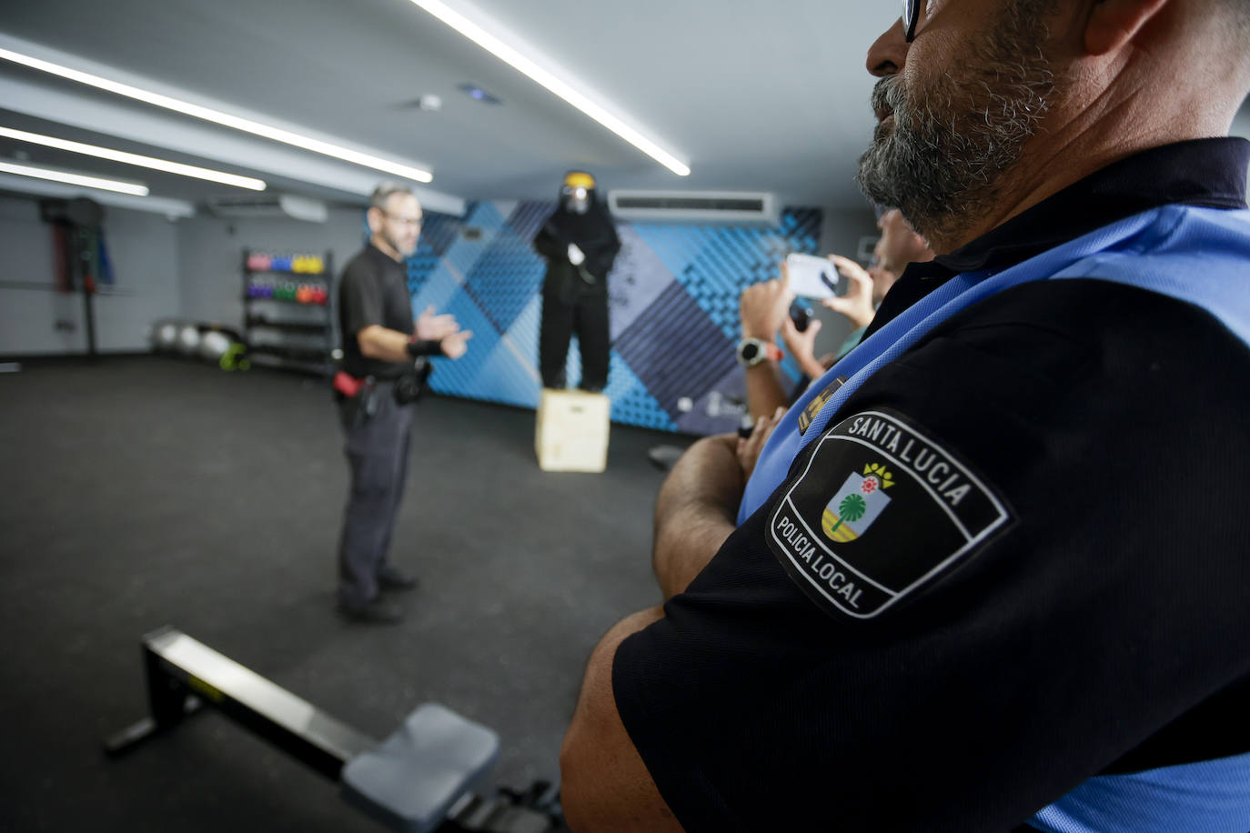 Los policías locales se forman en el uso de las pistolas taser