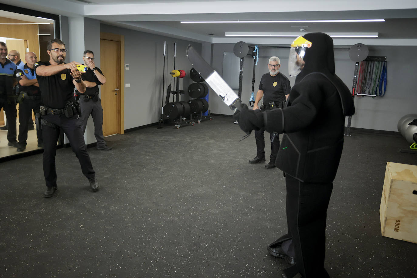 Los policías locales se forman en el uso de las pistolas taser