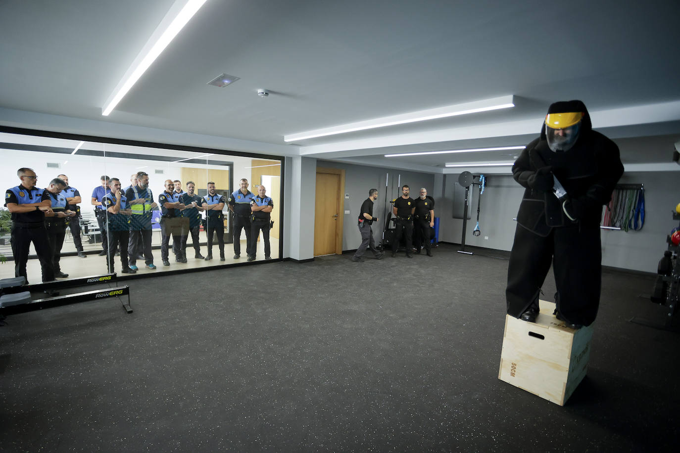 Los policías locales se forman en el uso de las pistolas taser