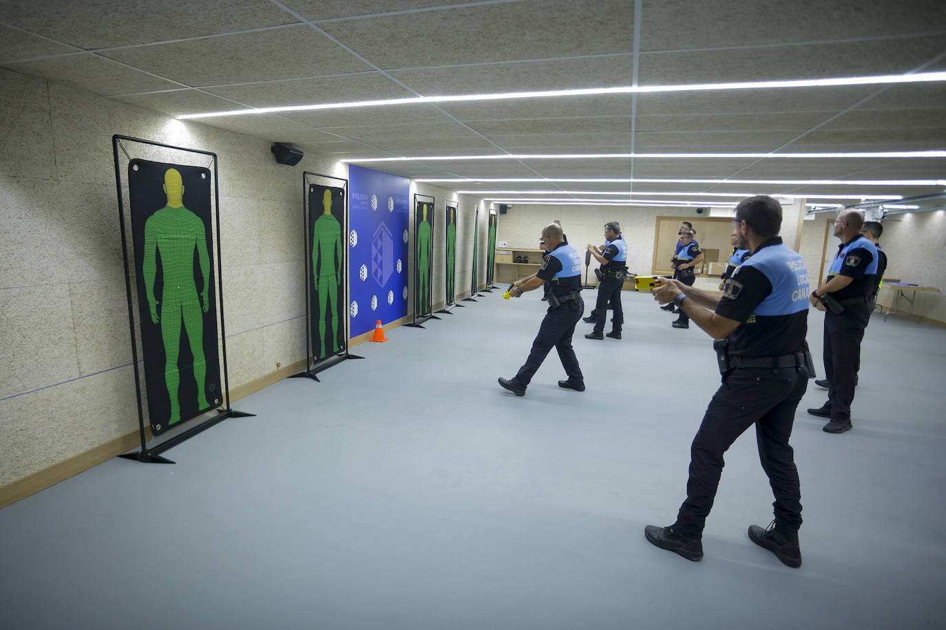 Los policías locales se forman en el uso de las pistolas taser