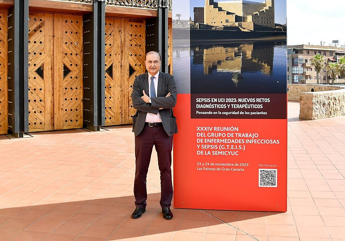 Sergio Ruiz, ayer en el exterior del Auditorio y Palacio de Congresos del Alfredo Kraus.