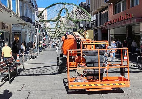 Instalación de las luces de Navidad en Triana este sábado.