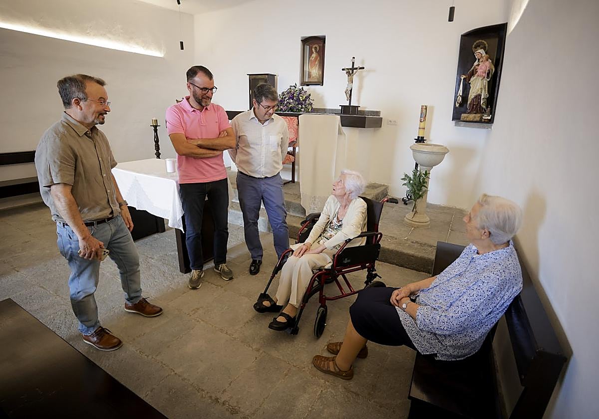 En la imagen, Félix Aguiar, el edil José Carlos Álamo, Juan Manuel Gabella y las hermanas Carmen Rubio y Esther Pérez dialogando en la renovada ermita.