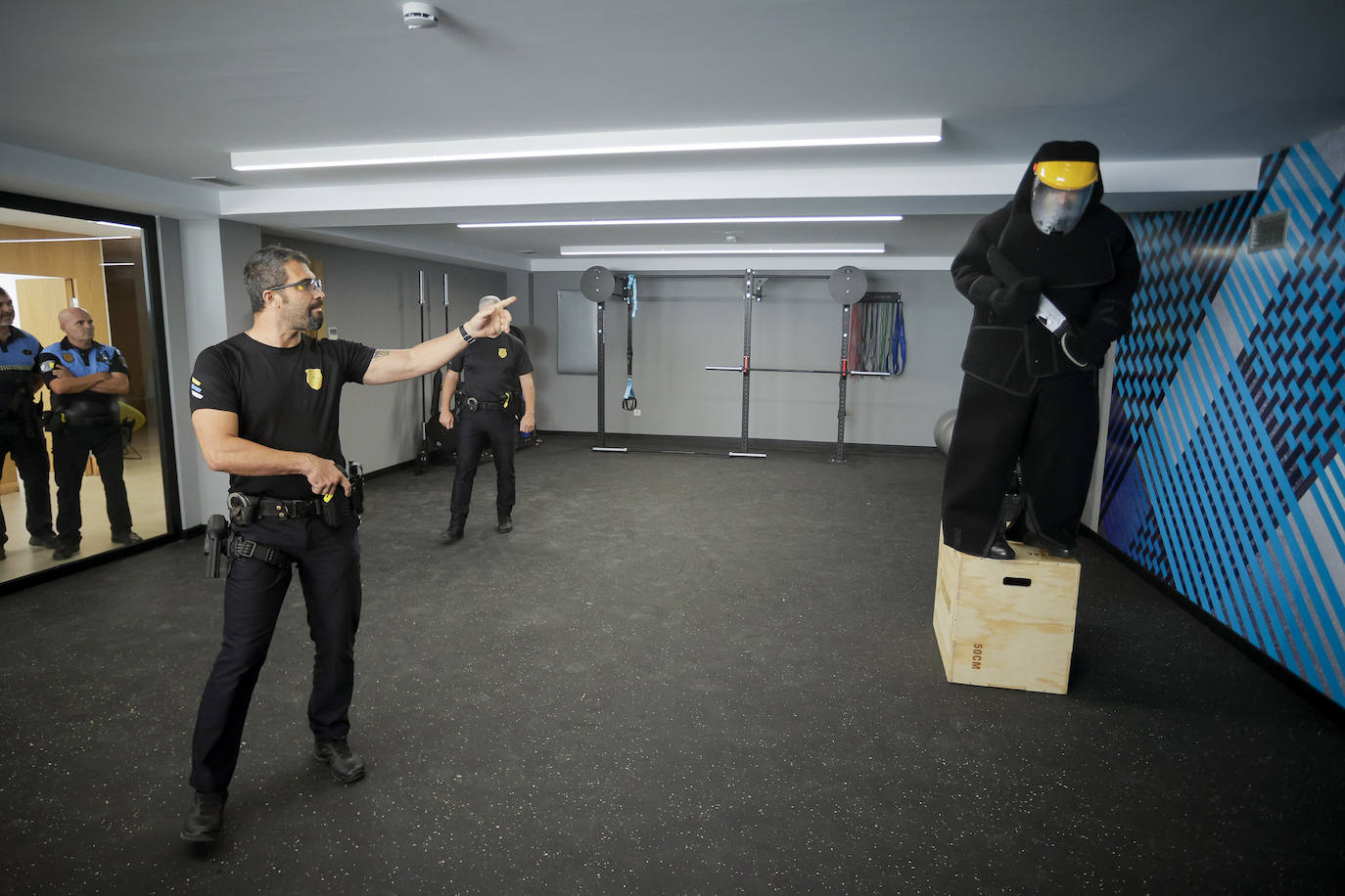 Los policías locales se forman en el uso de las pistolas taser