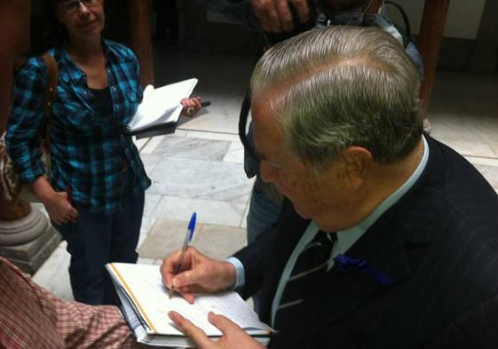 Jerónimo Saavedra firma las cuartillas de su última intervención como concejal en las Casas Consistoriales.
