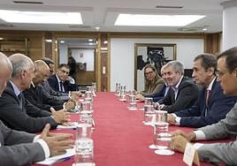 Clavijo este martes en el encuentro de constitución del comité, con representantes de las cámaras canarias y de Mauritania, así como el director de Relaciones con África, Luis Padilla.