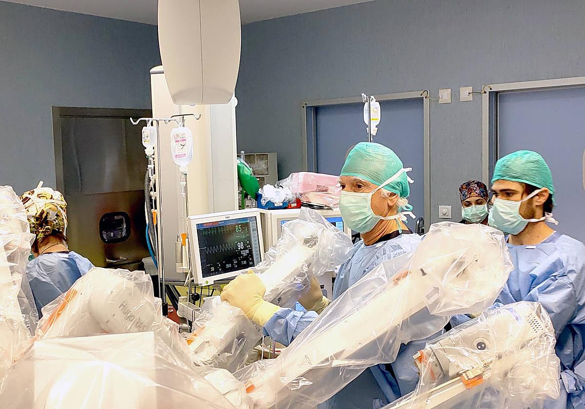 La Unidad de Cirugía Robótica de Hospitales Universitarios San Roque recibe al referente mundial en urología