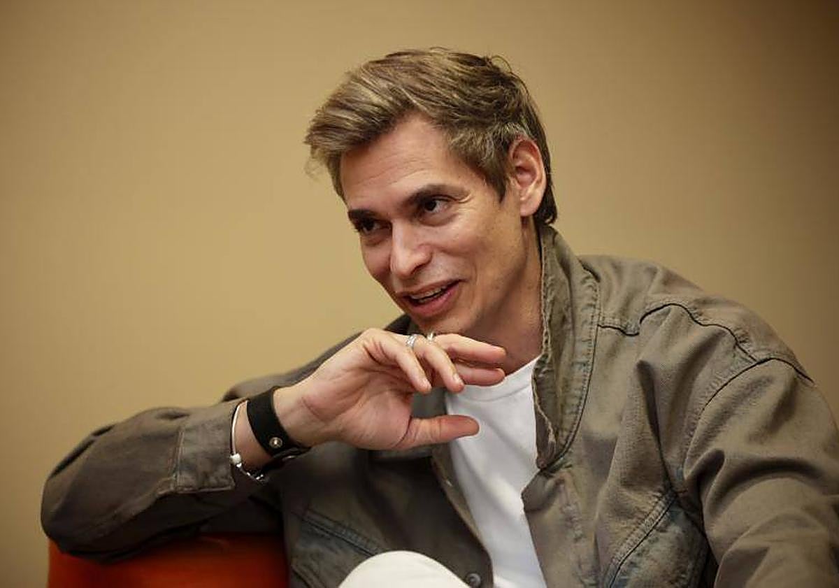 Imagen principal - Algunos momentos de la entrevista con Carlos Baute.