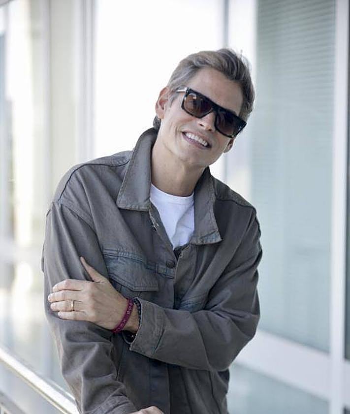 Imagen secundaria 2 - Algunos momentos de la entrevista con Carlos Baute.