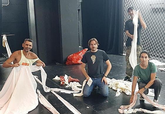 De izquierda a derecha, Victoriano Hernández (actor), Graziano Pellegrino, Óliver Arroyo (actor) y voluntario; y Cristina Díaz, terapeuta y voluntaria de la asociación.