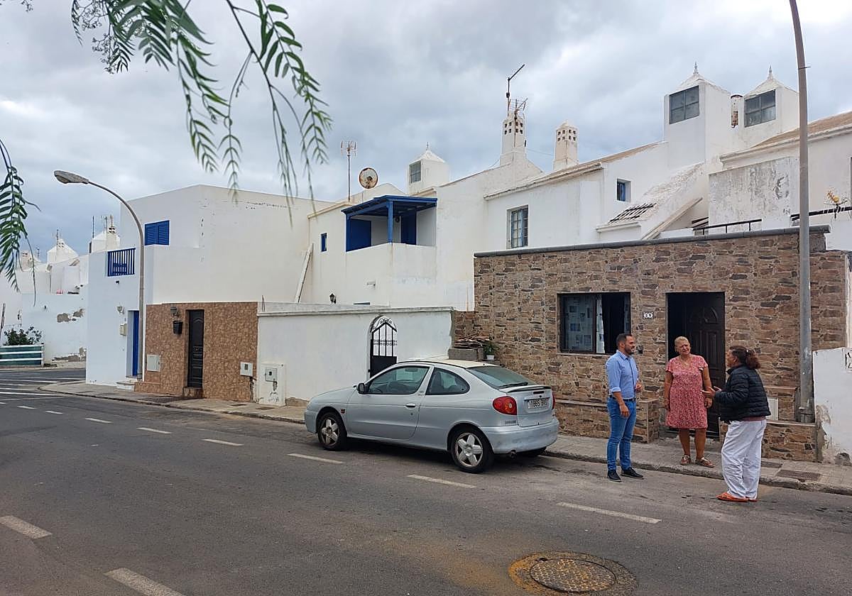 Yonathan de León, alcalde de Arrecife, visitando días atrás el barrio de Tinasoria.