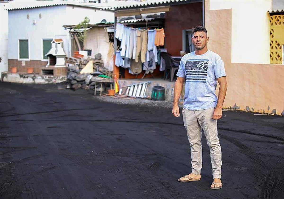 Imagen principal - Imagen de Aarón Rodríguez, uno de los primeros vecinos en volver a La Bombilla (arriba)