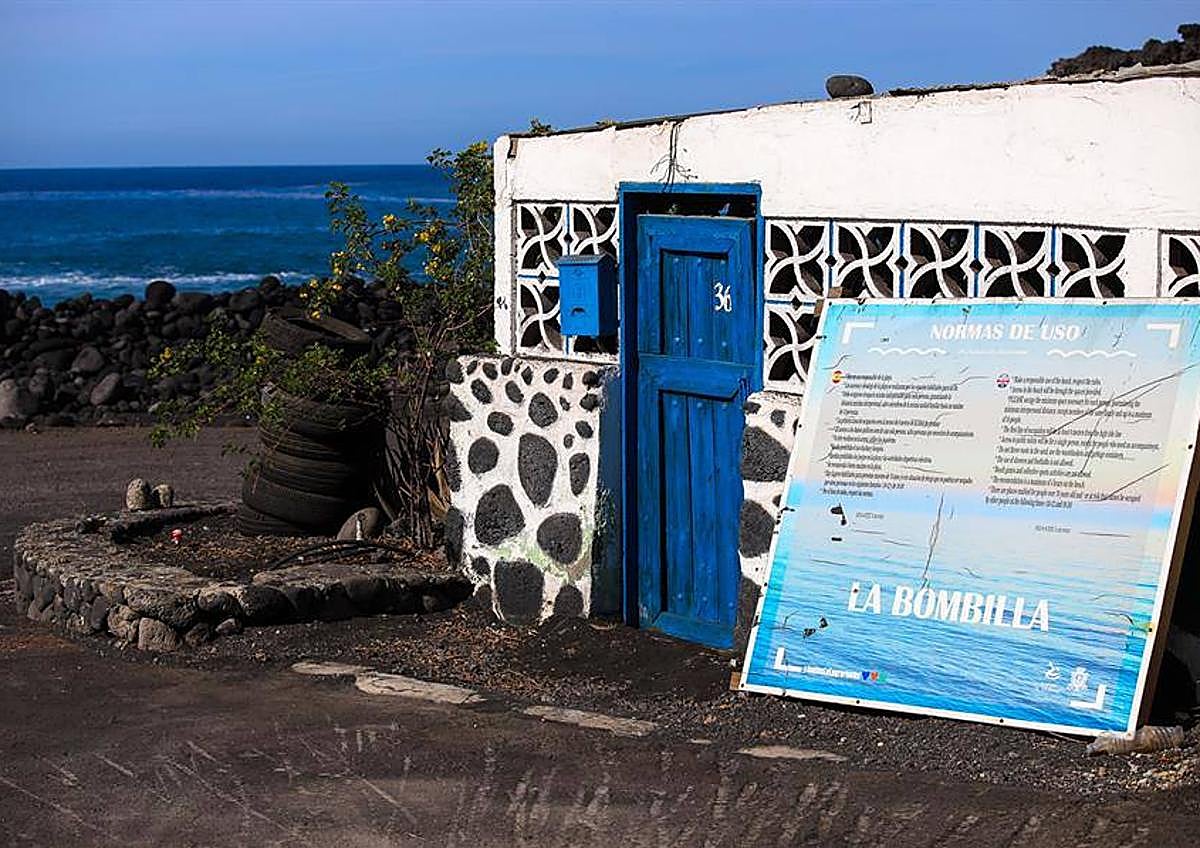 Imagen secundaria 1 - Imagen de Aarón Rodríguez, uno de los primeros vecinos en volver a La Bombilla (arriba)