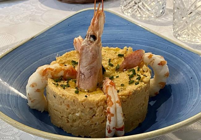 Ensaladilla de merluza y langostinos de Ons