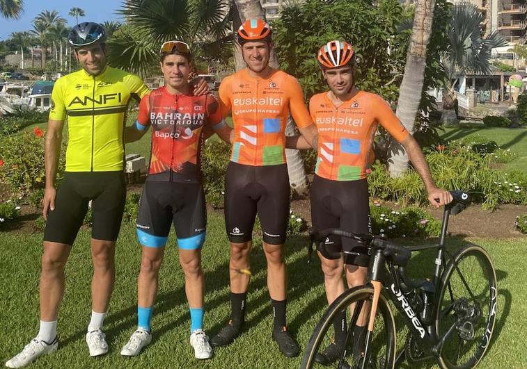 Asier y Mikel Landa, junto a Gotzon Martín y Andoni Abetxuko, en Anfi.