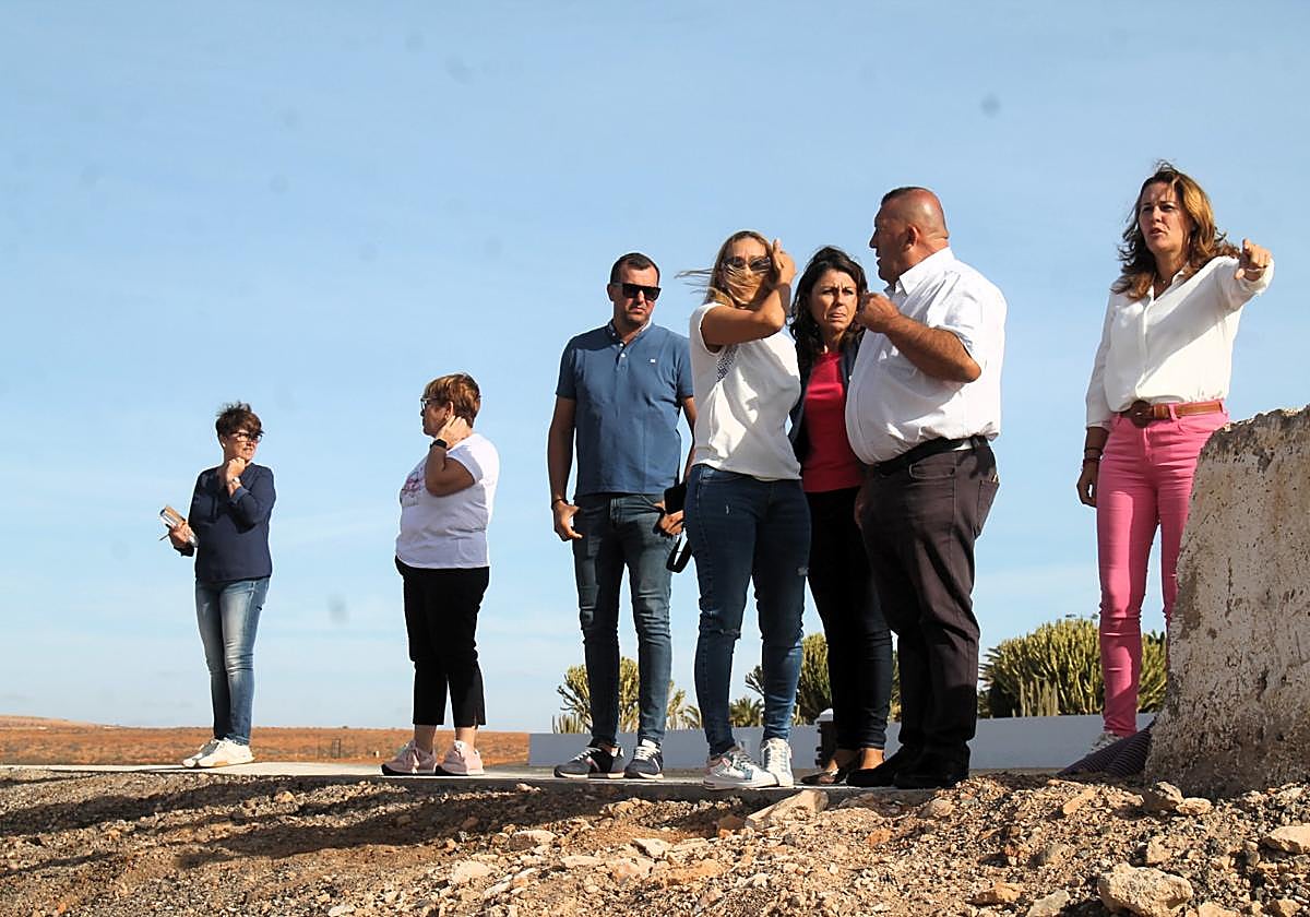 El alcalde Matías Peña y la presidenta Lola García, entre otros, en las obras del nuevo recinto.
