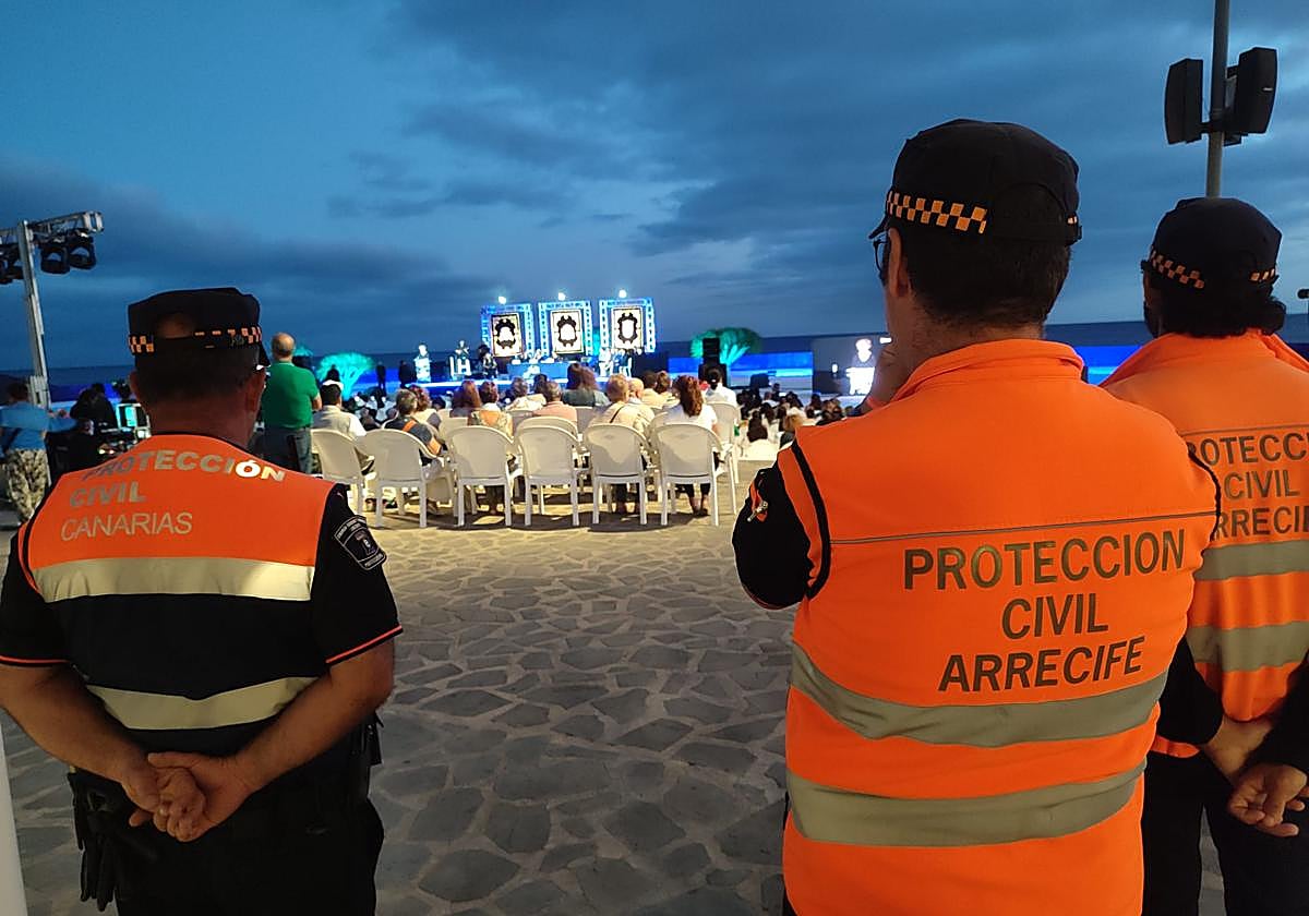 Personal de Protección Civil en Arrecife.